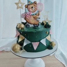 Благородный зеленый торт с пряником медведя и леденцами