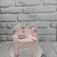 Нежный розовый торт на годик с короной