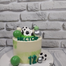 Торт с футбольными мячами и шоколадными шарами