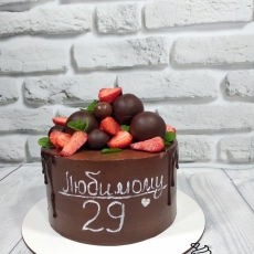Торт с шоколадными шарами, клубникой и надписью