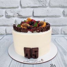Торт с шоколадной надписью и фруктами