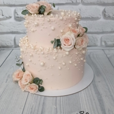 Двухярусный свадебный торт с жемчужинами и розами