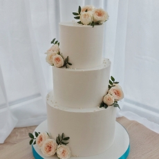 Трёхъярусный свадебный торт с розами