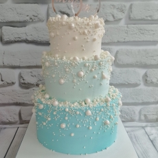 Трехъярусный свадебный торт с градиентом и жемчужинами