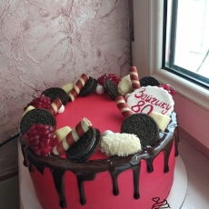 Красный торт с подтеками
