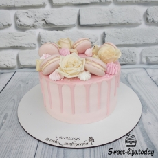 Розовый торт с розами и макаронами