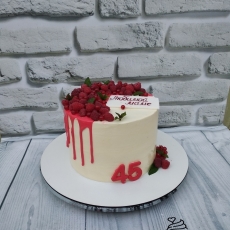Торт с красными подтеками и ягодами