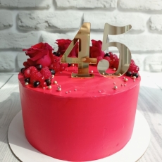 Красный торт с розами, ягодами и цифрами