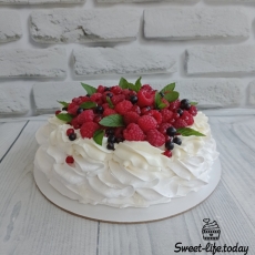 Торт "Павлова" с ягодным декором
