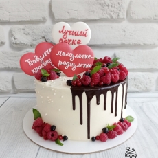 Торт с шоколадными подтеками, ягодами и пряниками