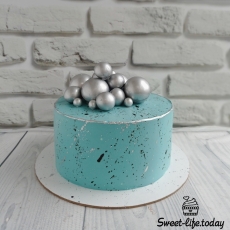 Голубой торт с серебряными шарами