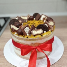 Голый торт с декором из сладостей