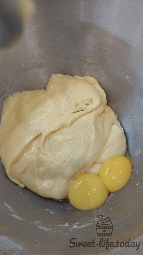 Желтки в тесто для панеттоне