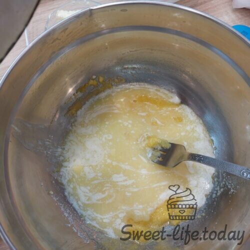 Сливочное масло к яично-сахарной смеси рецепт кулича