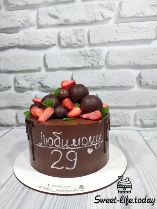Шоколадный торт украшенный клубникой