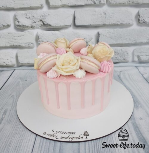 Женский торт на день рождения с макаронами и розами