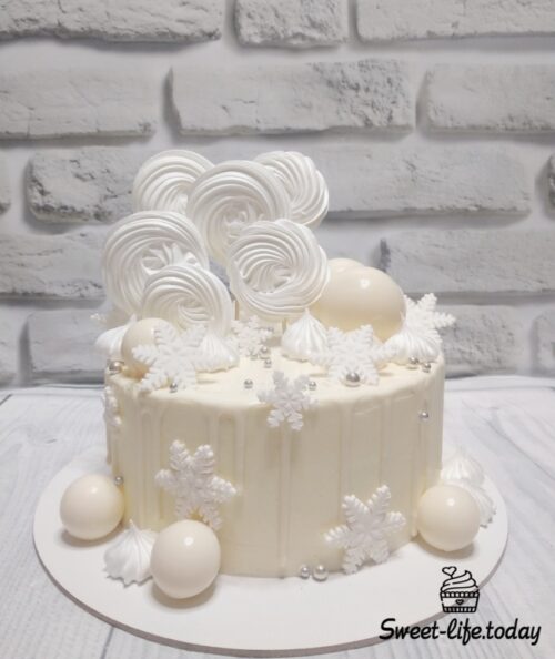 Красивый белый торт на день рождения девушке