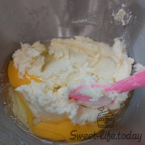 В масляно- сахарную смесь добавляем яйца
